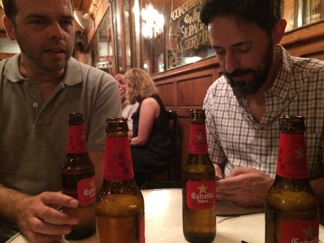 Sharing some beers with MakPollo and Solans at Marsella (where Woody Allen's Vicky, Cristina, Barcelona film was shot)